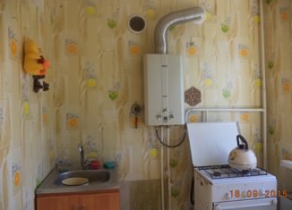 Продается трехкомнатная квартира, 51 м2, Новошахтинск, улица Либкнехта, 2