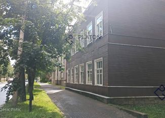 Продаю комнату, 48 м2, Гатчина, улица Чкалова, 42