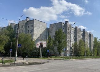 Продаю 1-комнатную квартиру, 48 м2, Астрахань, Советский район, улица Адмирала Нахимова, 95
