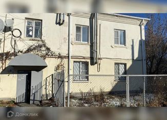 Продаю четырехкомнатную квартиру, 90 м2, Черкесск, Октябрьская улица, 2А