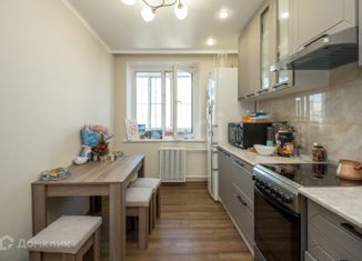 Продажа 3-ком. квартиры, 68 м2, Тюмень, улица Болотникова, 11