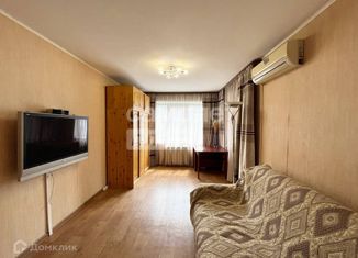 Продается 2-комнатная квартира, 50 м2, Барнаул, улица Энтузиастов, 40