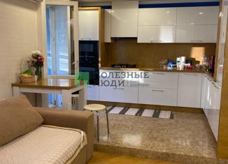 Сдается трехкомнатная квартира, 87 м2, Альметьевск, улица Рината Галеева, 23