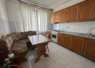 Сдам в аренду четырехкомнатную квартиру, 90 м2, Махачкала, Советский район, улица Гайдара Гаджиева, 11Д