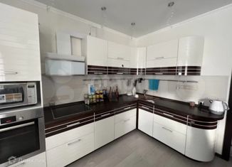 Продажа 2-ком. квартиры, 70 м2, Тюменская область, улица Моторостроителей, 10к1