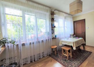 Продам трехкомнатную квартиру, 81 м2, Апшеронск, улица Макаренко
