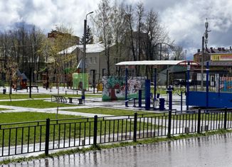 Продаю 2-ком. квартиру, 36 м2, Вязьма, улица Свердлова, 10