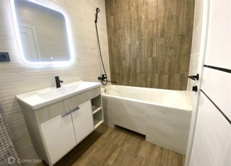 Продам 2-ком. квартиру, 44 м2, Нижний Новгород, улица Героя Чугунова, 8, улица Героя Чугунова