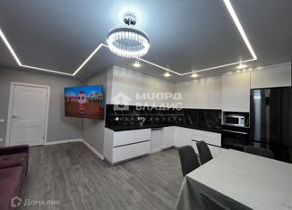 Продам 4-комнатную квартиру, 90 м2, Омск, улица Чернышевского, 2к3, ЖК Золотой Парус