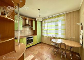 Аренда трехкомнатной квартиры, 82 м2, Москва, улица Академика Анохина, 9, метро Юго-Западная