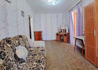 Продается 2-ком. квартира, 43 м2, Астрахань, улица Адмирала Нахимова, 40