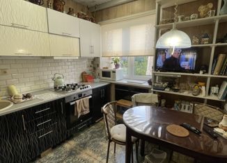 Продается четырехкомнатная квартира, 63 м2, Алексин, улица 50 лет Октября, 12