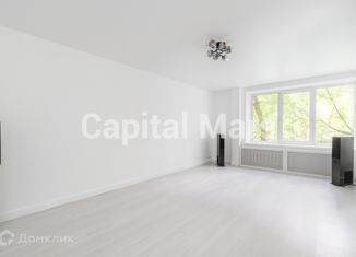 Продажа 3-комнатной квартиры, 65 м2, Москва, улица Строителей, 9, метро Университет