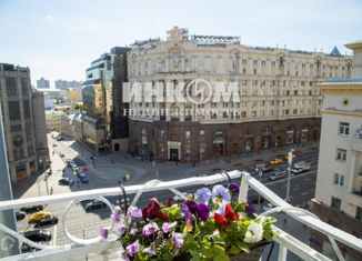 Сдается в аренду двухкомнатная квартира, 60 м2, Москва, Камергерский переулок, 2, метро Площадь Революции