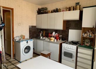 Продается трехкомнатная квартира, 90 м2, Еманжелинск, улица Курчатова, 3А