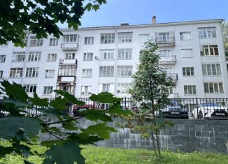 Продам 2-ком. квартиру, 61 м2, Кировская область, улица Дерендяева, 44