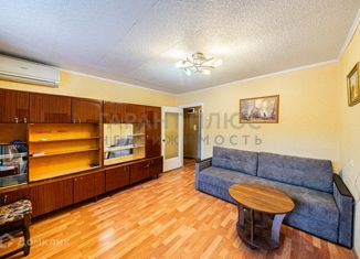 Сдается в аренду трехкомнатная квартира, 54 м2, Липецк, улица Филипченко, 7/4