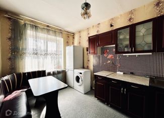 Продаю двухкомнатную квартиру, 53.3 м2, поселок городского типа Бачатский, Комсомольская улица, 61