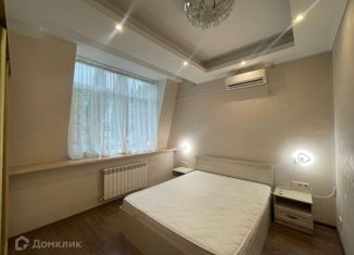 Сдается двухкомнатная квартира, 58 м2, Ялта, улица Кирова, 41А