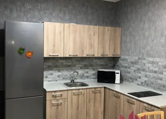 Трехкомнатная квартира в аренду, 60 м2, Москва, улица Маршала Захарова, 3, метро Орехово