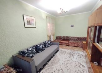 Сдается трехкомнатная квартира, 50 м2, Крым, улица Ушакова, 12