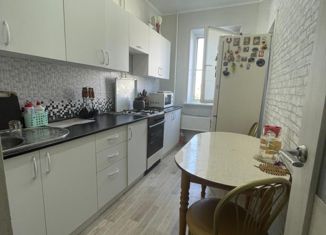 Продам 2-ком. квартиру, 50 м2, Астрахань, улица Куликова, 48к1