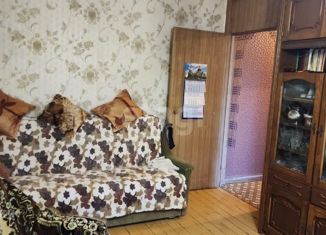 Продается трехкомнатная квартира, 51.4 м2, Артём, площадь Ленина, 5