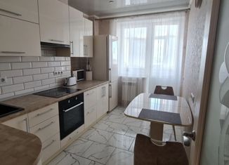 Продам 2-ком. квартиру, 58 м2, посёлок Берёзовый, 2-я Целиноградская улица, 44к2