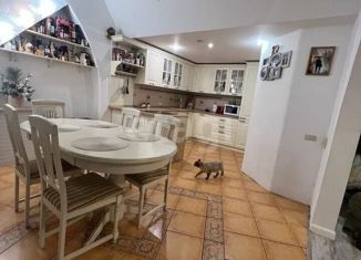 Продаю 5-ком. квартиру, 220 м2, Набережные Челны, улица Шамиля Усманова, 44А