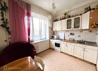 Продается трехкомнатная квартира, 75.8 м2, Альметьевск, улица Ленина, 48