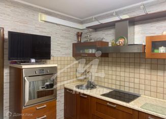 Продаю 3-ком. квартиру, 76.4 м2, Москва, Святоозёрская улица, 14, метро Улица Дмитриевского