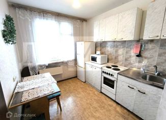 Продается трехкомнатная квартира, 65 м2, Екатеринбург, улица Академика Шварца, 12к2, метро Чкаловская