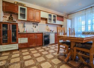 Сдам в аренду 3-ком. квартиру, 115 м2, Ставрополь, улица Доваторцев, 32Б