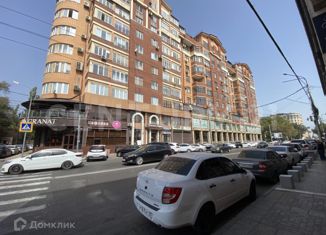 Сдам 3-ком. квартиру, 128 м2, Махачкала, улица Дахадаева, 42