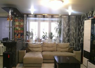Продается четырехкомнатная квартира, 73.9 м2, Камышлов, Карловарская улица, 2