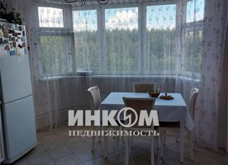 Продаю трехкомнатную квартиру, 74.2 м2, Москва, улица Маршала Савицкого, 26, улица Маршала Савицкого
