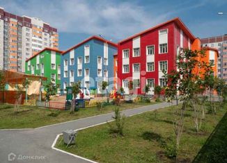 Продается 2-комнатная квартира, 57.3 м2, Тюмень, улица Раушана Абдуллина, 2к1, ЖК Кристалл