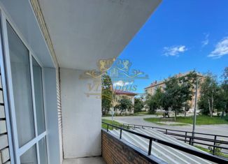 Продаю 1-ком. квартиру, 33 м2, Артём, улица Берзарина, 11