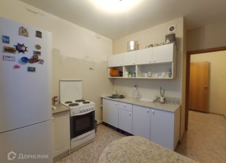 Продается 1-комнатная квартира, 40 м2, Челябинск, улица Генерала Мартынова, 14, жилой район Краснопольская Площадка 1