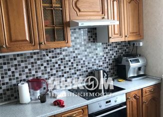 Сдам в аренду трехкомнатную квартиру, 75 м2, Москва, улица Шверника, 17к3, станция Крымская
