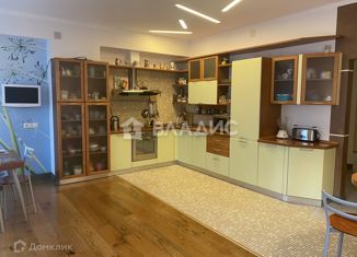 Сдаю в аренду 3-ком. квартиру, 200 м2, Челябинск, улица Коммуны, 151