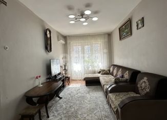 Продается 4-комнатная квартира, 90 м2, Махачкала, улица Азиза Алиева, 3