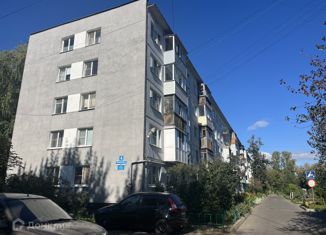 Продам четырехкомнатную квартиру, 60.1 м2, Великий Новгород, улица Зелинского, 4к1