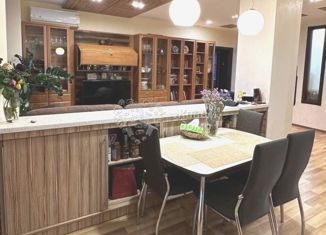 Продажа 4-ком. квартиры, 102 м2, Волгоград, улица 8-й Воздушной Армии, 6А, район Семь Ветров