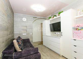 Продается 4-комнатная квартира, 61.2 м2, Новосибирск, метро Речной вокзал, улица Петухова, 114