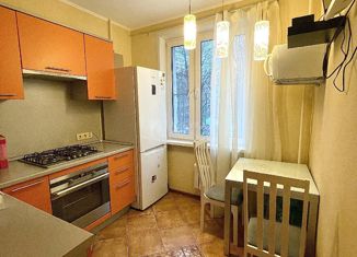 Продаю 2-ком. квартиру, 45 м2, Москва, улица Генерала Антонова, 10, улица Генерала Антонова