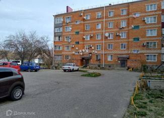 Сдается двухкомнатная квартира, 48 м2, Апшеронск, улица Ленина, 8