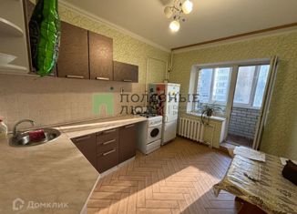 Сдам в аренду 1-ком. квартиру, 35 м2, Энгельс, Степная улица, 35А