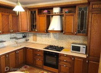 Сдаю 2-ком. квартиру, 85 м2, Казань, улица Гарифа Ахунова, 10, ЖК Солнечный Город