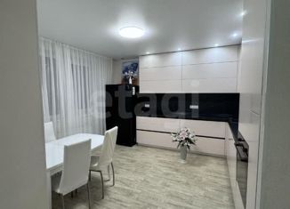 Сдам трехкомнатную квартиру, 82 м2, Сургут, Университетская улица, 49